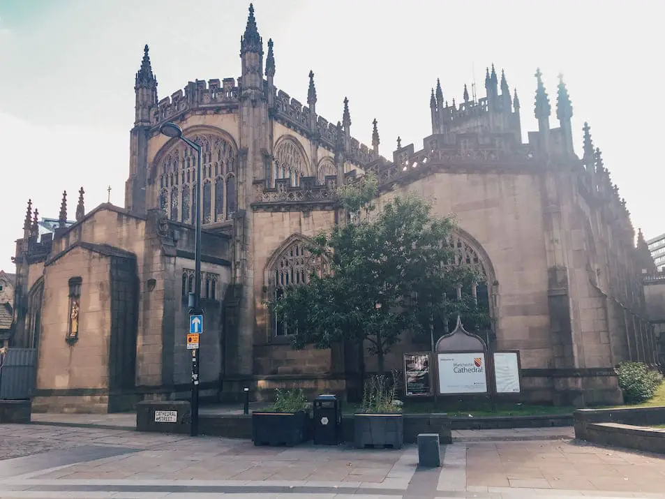 Manchester Reisetipps Sehenswürdigkeiten Cathedral Kathedrale Garten