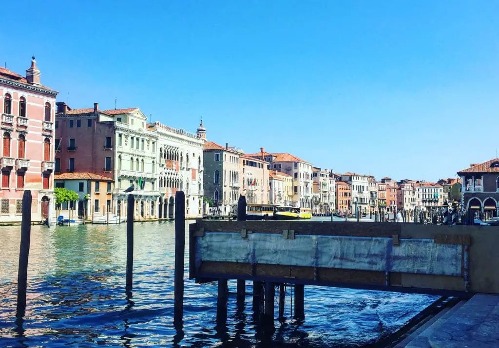 Venedig bei Sonnenschein - direkter Blick auf einen der vielen Kanäle und Stege