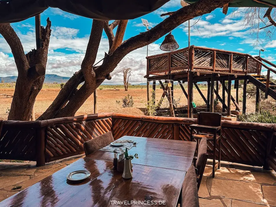 Sentrim Lodge Afrika Kenia Elefanten Wasserstelle Übernachten Mittagessen 