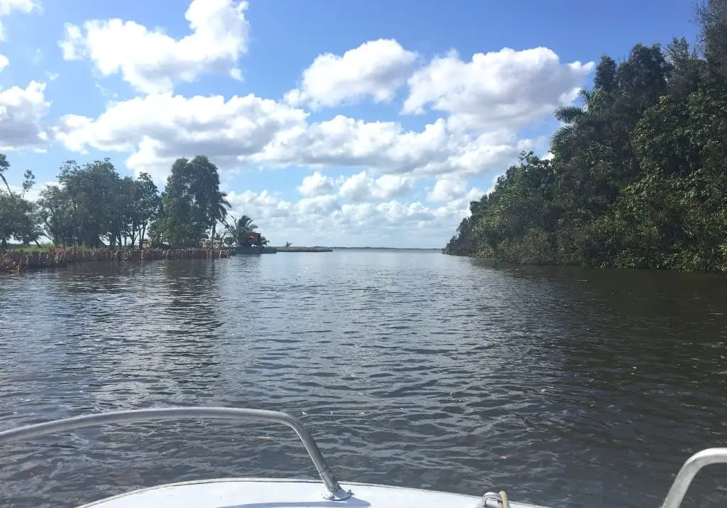 Kuba Guama Fahrt auf Fluss Speedboot