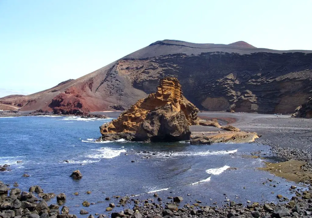 Lanzarote schwarze buchten Felsküste