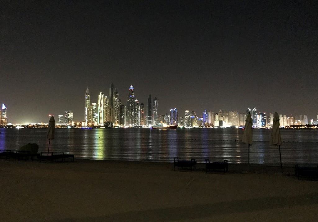 Dubai bei Nacht Skyline Dukes Hotel