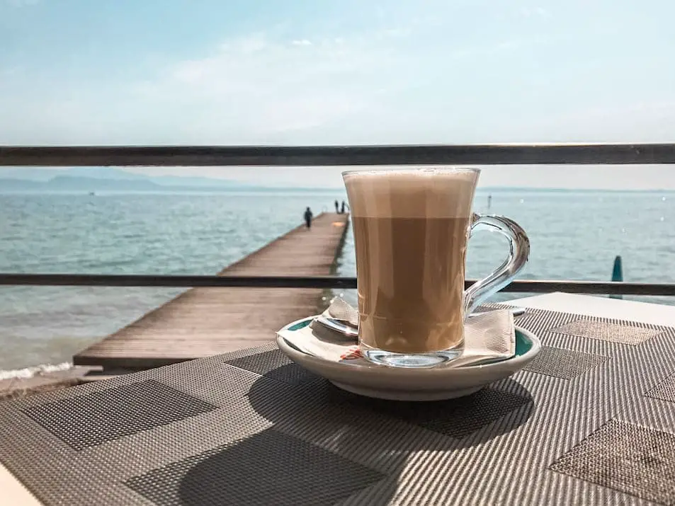 Gardasee Kaffee trinken am Wasser Jamaica Beach