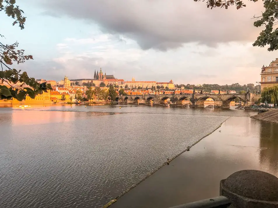 Karlsbrücke ohne Touristen ohne Menschen Reisetipps Tschechien