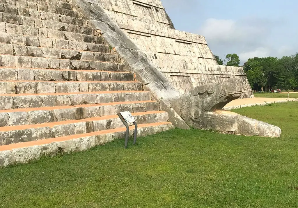 Chichén Itzá Kukulcán „El Castillo“ Schlangenkopf