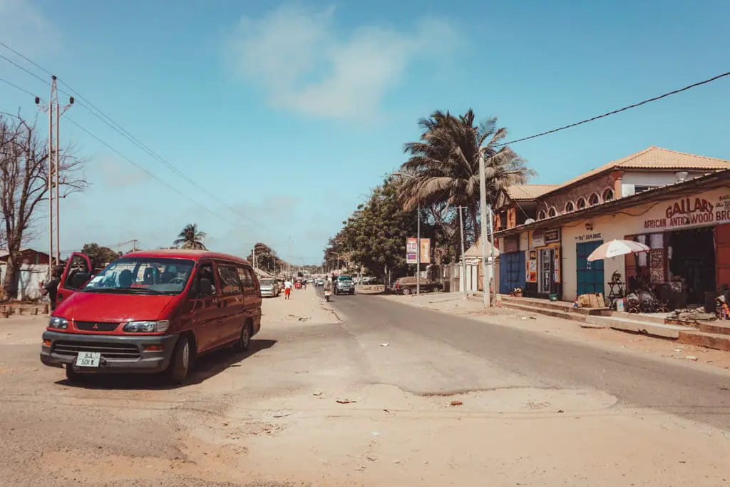 Gambia Reisebericht Straße Autofahren Taxi Bus