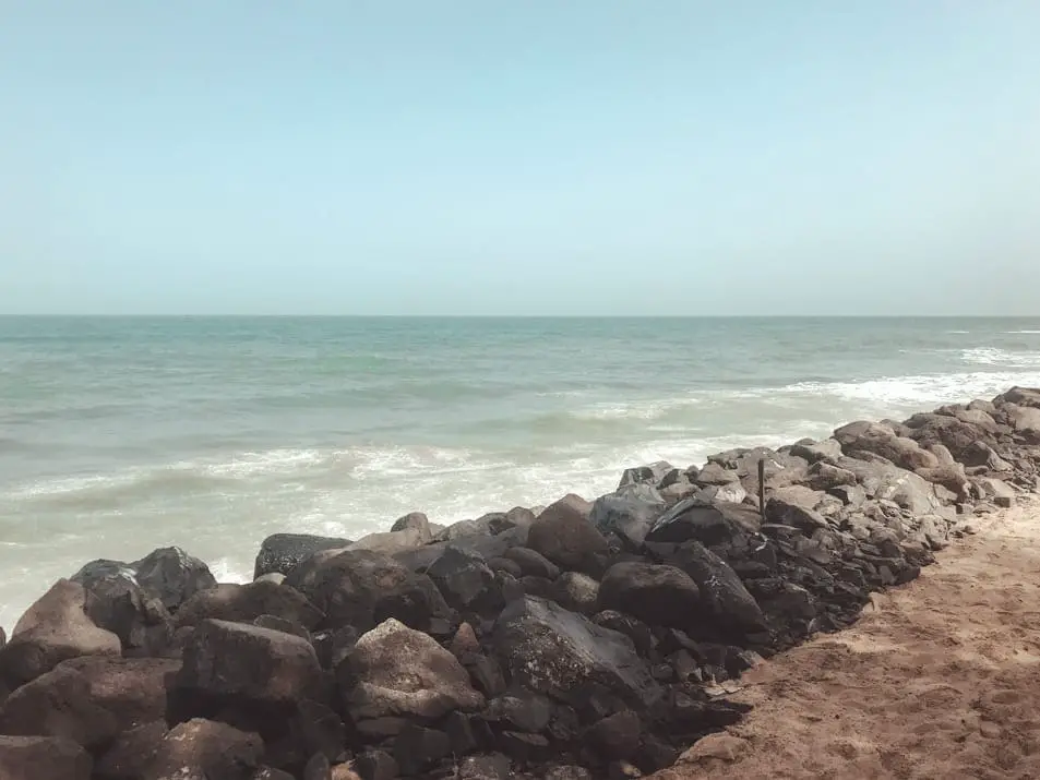 Gambia Reisebericht Kololi Strand weg Steine