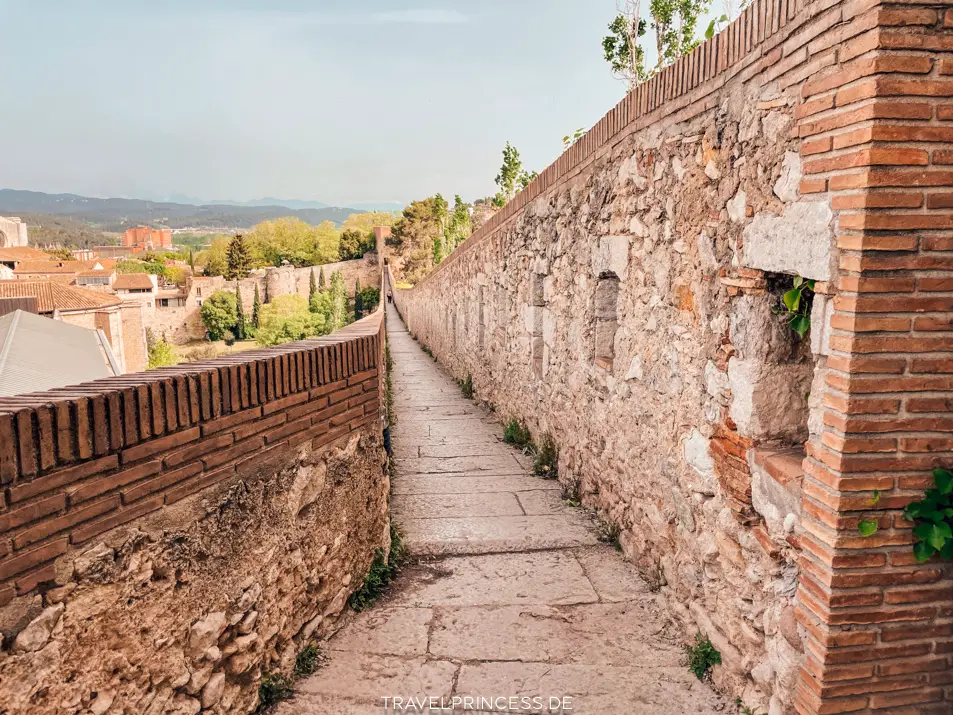 Passeig de la Muralla / Girona City Walks Sehenswürdigkeiten Highlights Reiseführer Reisebericht Reiseblog Travelprincess