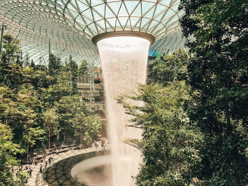 Singapur Airport Reisetipps Wartezeit verkürzen Jewel Waterfall Wasserfall Indoor
