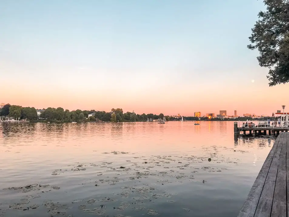 Sonnenuntergang Alstercliff Alster Hamburg im Sommer schönes Wetter