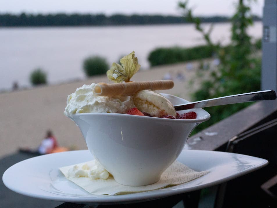 Dessert Elbstrand Restaurant Süßwasser Hamburg im Sommer
