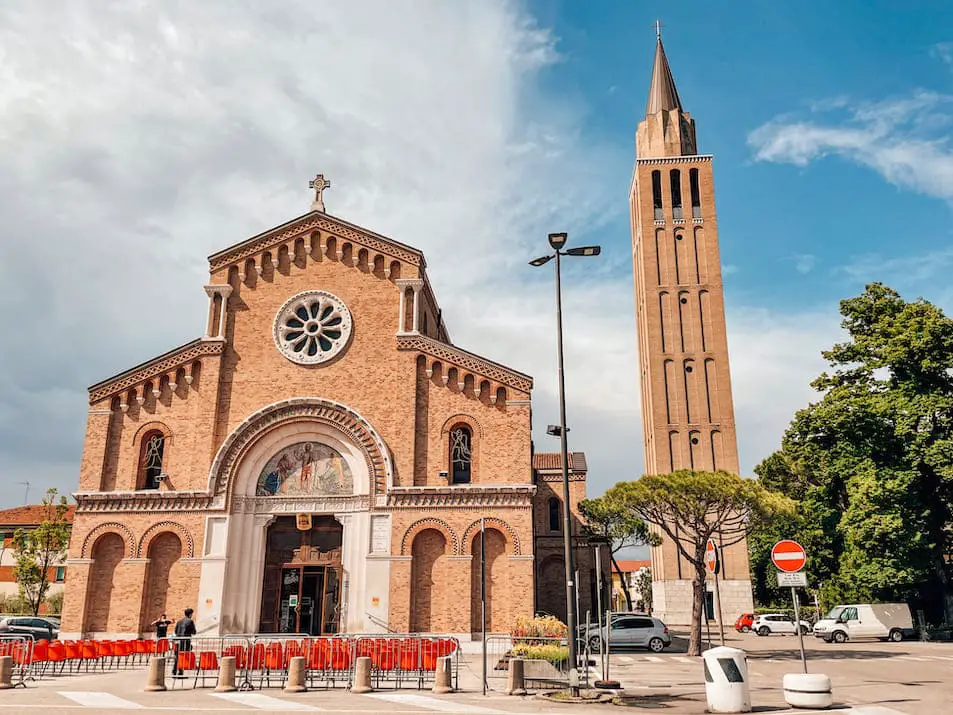 Kirche San Giovanni Battista auf der Piazza Giacomo Matteotti Sehenswürdigkeiten Reisetipps Italien Adria Venetien