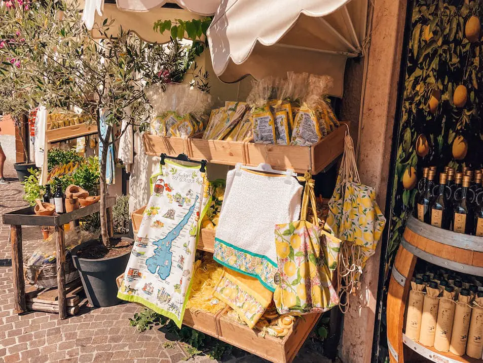 Einkaufen Shoppen Bummeln Limone sul Gardasee Markt Reisetipps