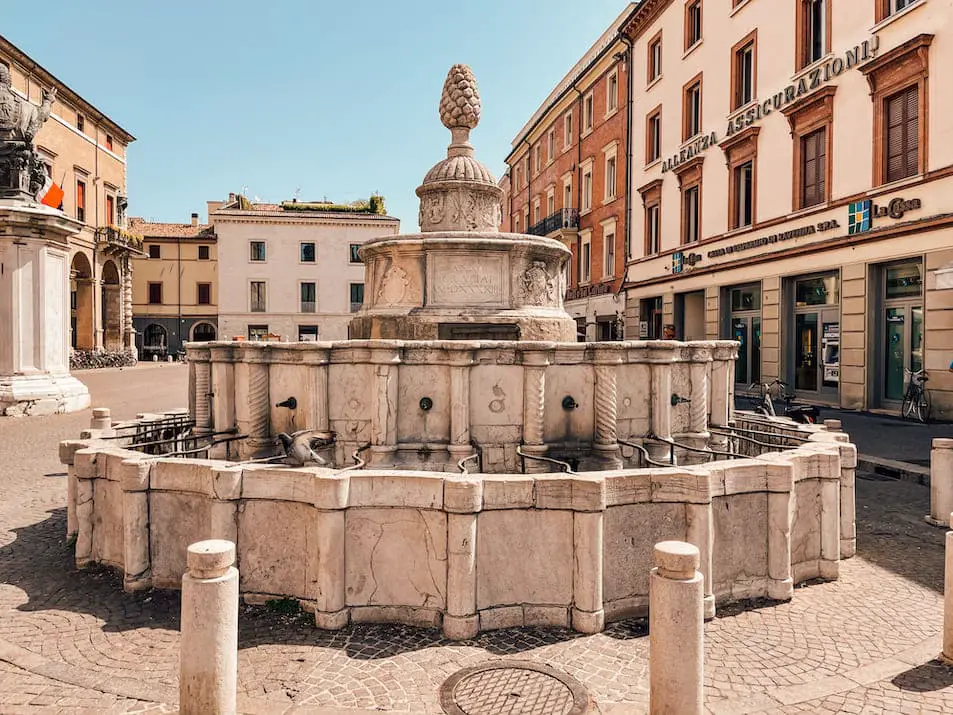 Fontana Della Pigna Sehenswürdigkeiten Italien
