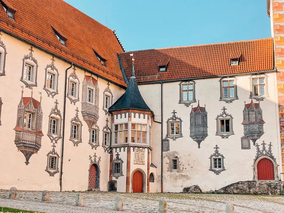 Füssen Hohes Schloss Innenhof Malerei Ausflugstipps Reisetipps Travelprincess