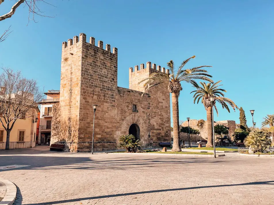 Porta de Mol Stadtmauer Mallorca Norden Reiseblog Travelprincess