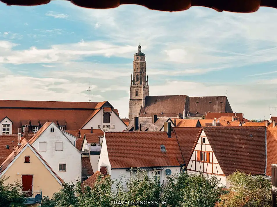 Sehenswürdigkeiten Nördlingen Stadtmauer Fachwerkhäuser Mittelalter Infos Urlaub Reisebericht Travelprincess Reiseblog