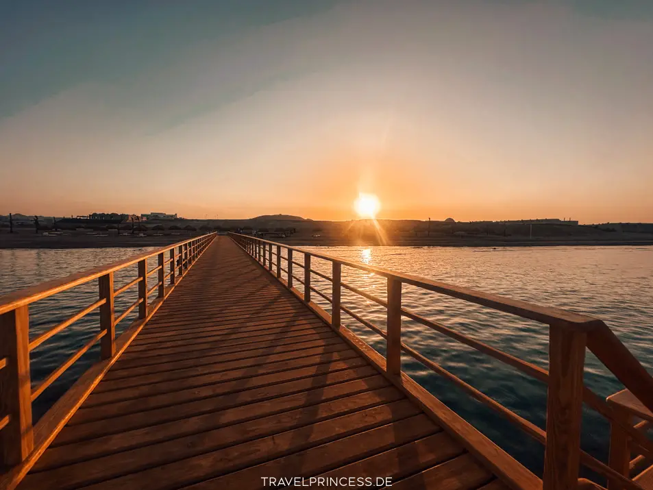 Strand und Hausriff am Sentido Reef Oasis Suakin - Marsa Alam Steg Meer