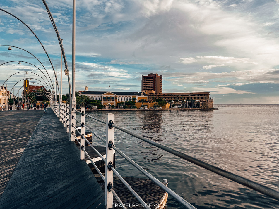 Königin-Emma-Brücke Queen Emma Bridge Curacao Curaçao Reiseführer Reiseblog Travelprincess