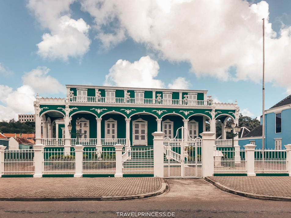 Wedding Cake House - Willemstad Sehenswürdigkeiten Curaçao Scharloo Travelprincess Reiseblog