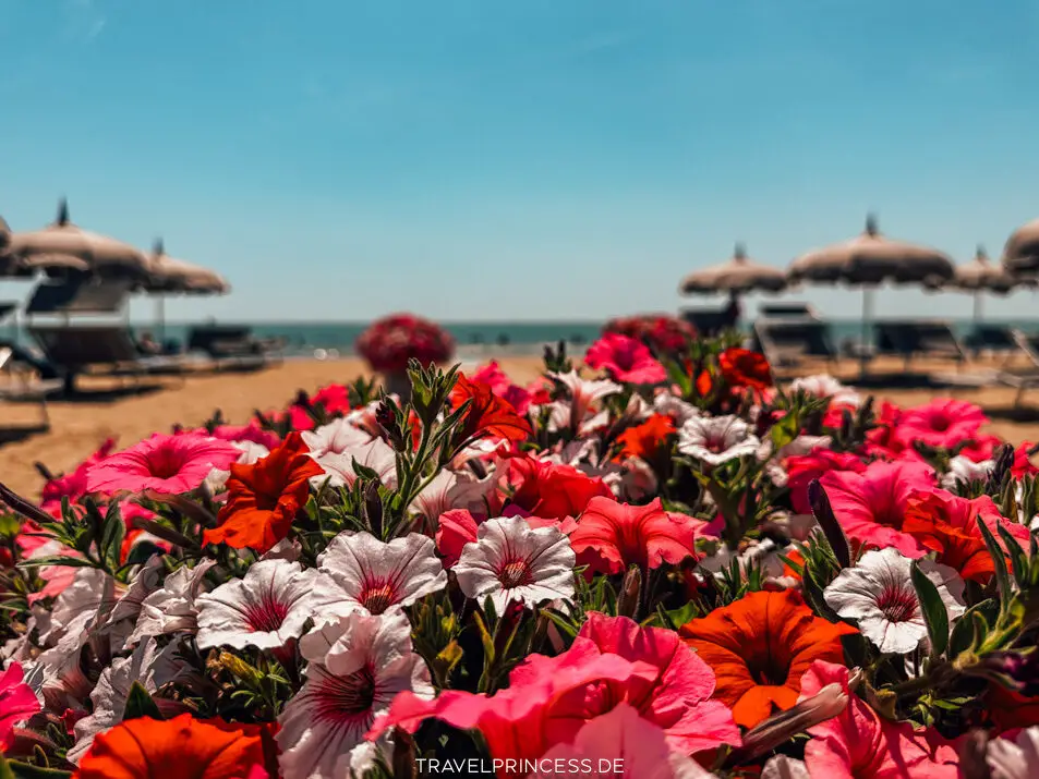 Privater Strand Hotel Bibione am Meer Unterkunft Laguna Park Hotel Pineda Reiseblog Travelprincess Italien Erfahrungen Liegen Schirme