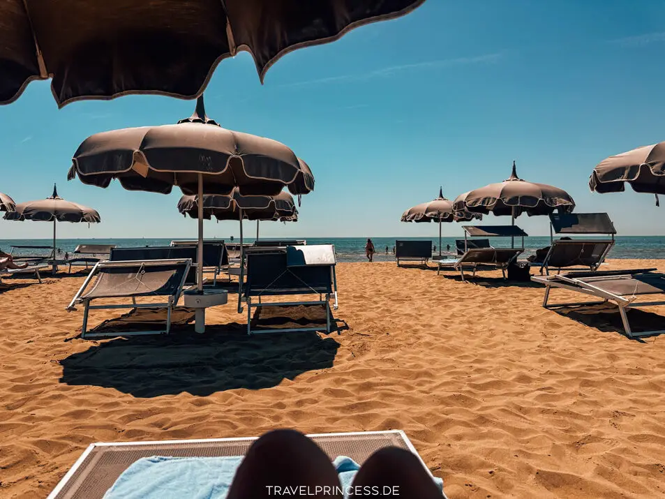 Strand Pineda Bibione Liegen Schirme Safe im Schirm