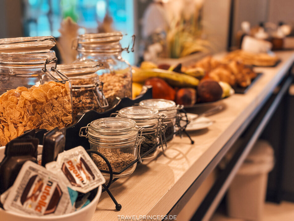 Frühstück Hotel am See Gardasee Reiseblog Buffet Reisetipps Erfahrungen Hoteltipp Geheimtipp Travelprincess Reisebericht