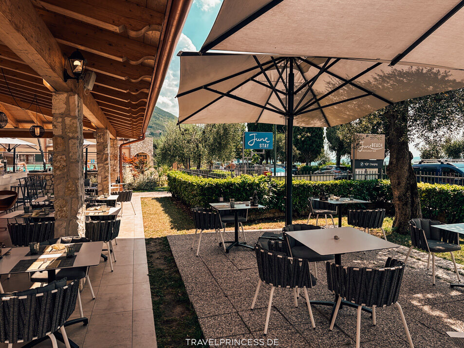 Brenzone Sul Garda Reisetipps Assenza Hotel mit Pool Infinitypool Gardasee direkt am Strand Wasser See Reiseblog Travelprincess