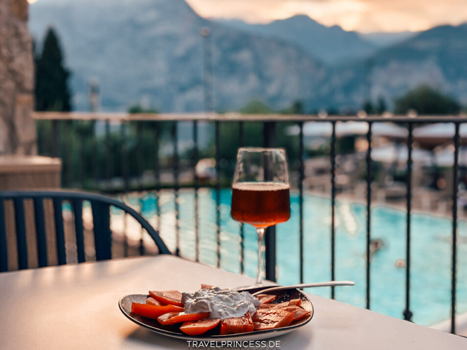 June Beach Bar & Restaurant Erfahrungen Reisetipps Hotel Reiseblog Gardasee Essen Getränke 