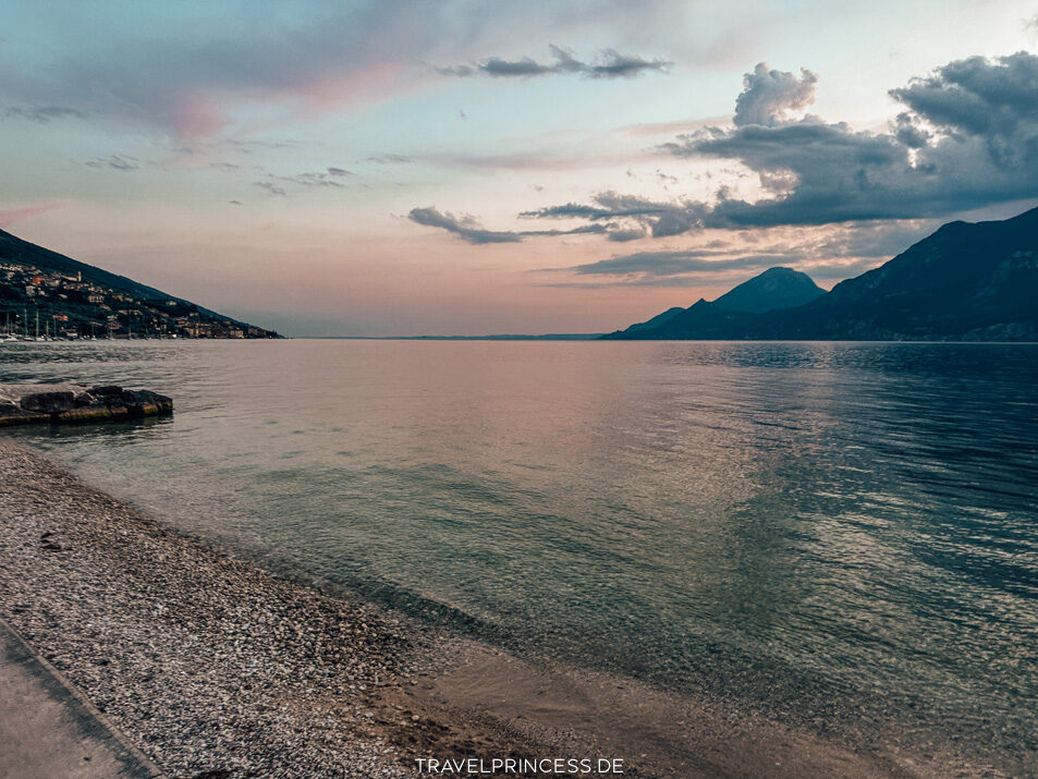 Privatstrand Gardasee Hotel Sonnenbetten Reiseblog Travelprincess