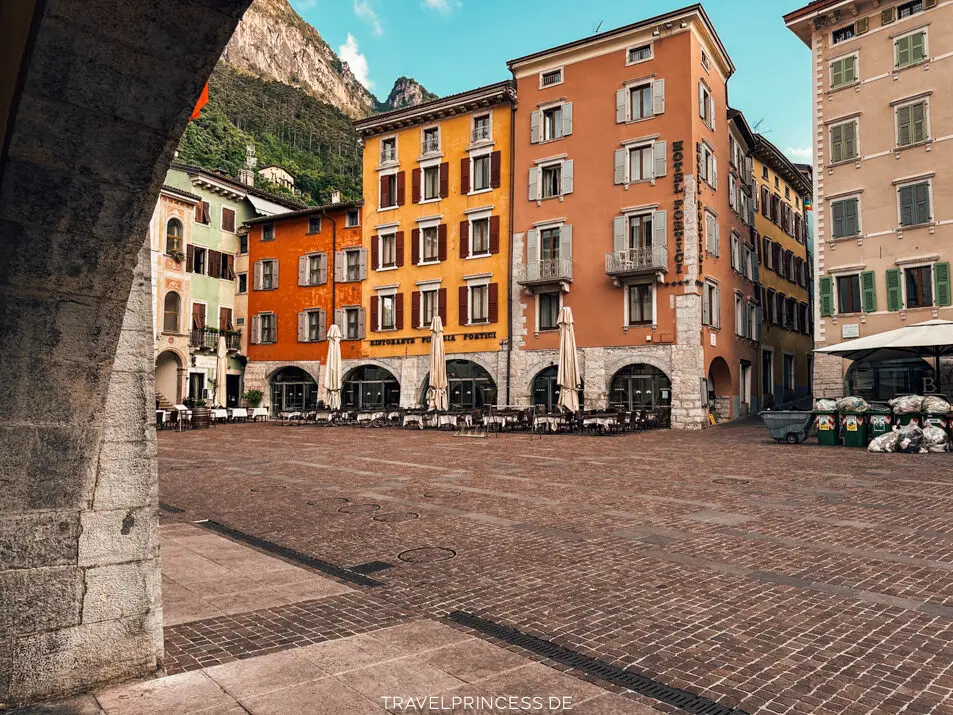 Piazza III Novembre Sehenswürdigkeiten Urlaub Italien Gardasee Reiseblog Travelprincess