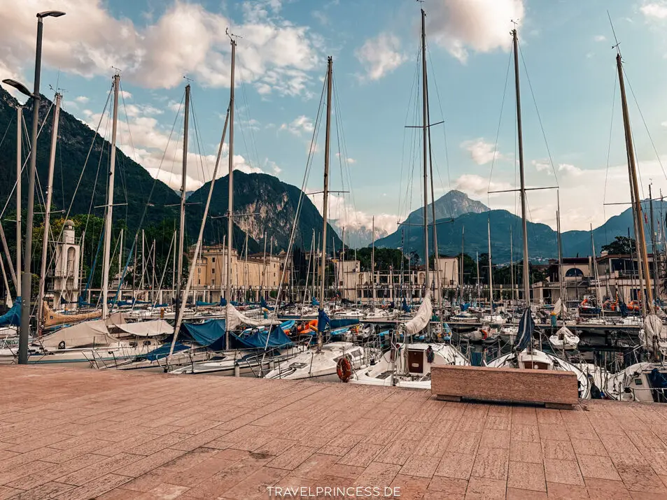 Hafen Riva del Garda Leuchtturm Lighthouse Reisetipps Urlaub Gardasee Erfahrungen Reiseblog Reiseführer Reisebericht Travelprincess