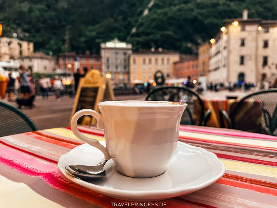 Piazza III Novembre Sehenswürdigkeiten Urlaub Italien Gardasee Reiseblog Travelprincess