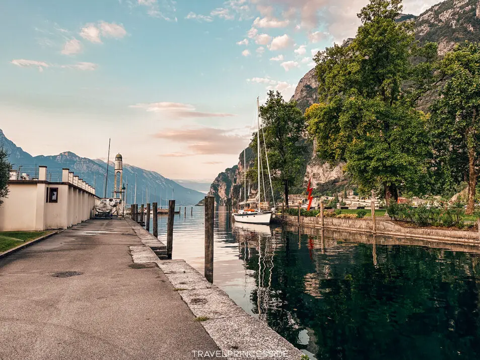 Hafen Riva del Garda Leuchtturm Lighthouse Reisetipps Urlaub Gardasee Erfahrungen Reiseblog Reiseführer Reisebericht Travelprincess