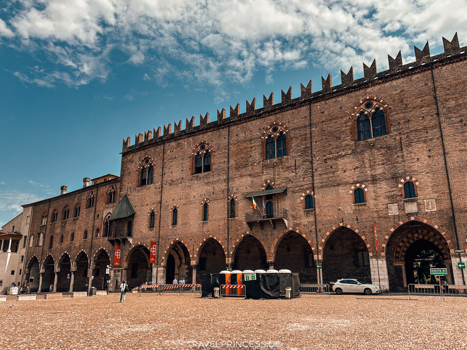Piazza Sordello und Palazzo Ducale Sehenswürdigkeiten Mantua Highlights Travelprincess Reiseblog Gardasee 