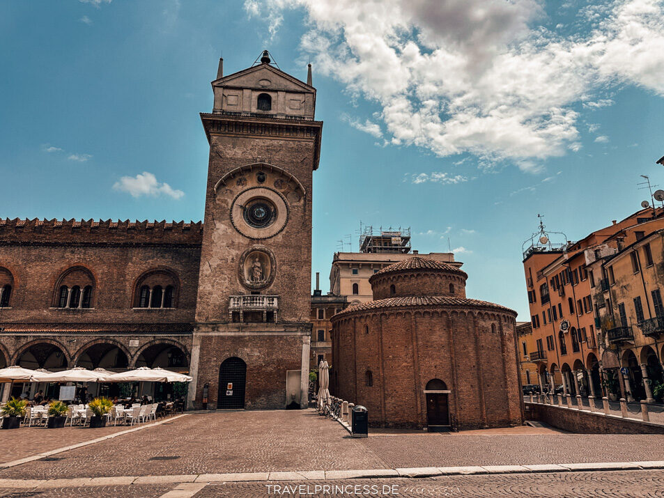 Piazza delle Erbe und Rotonda di San Lorenzo Reiseblog Travelprincess Urlaub Tipps Gardasee Italien Sehenswürdigkeiten