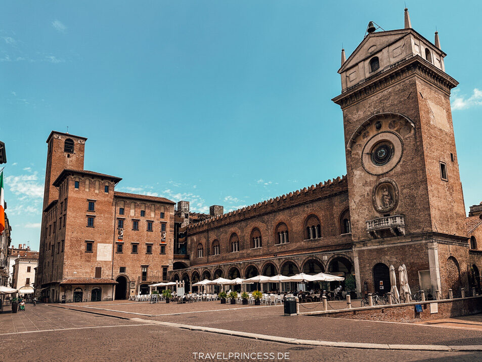Piazza delle Erbe und Rotonda di San Lorenzo Reiseblog Travelprincess Urlaub Tipps Gardasee Italien Sehenswürdigkeiten