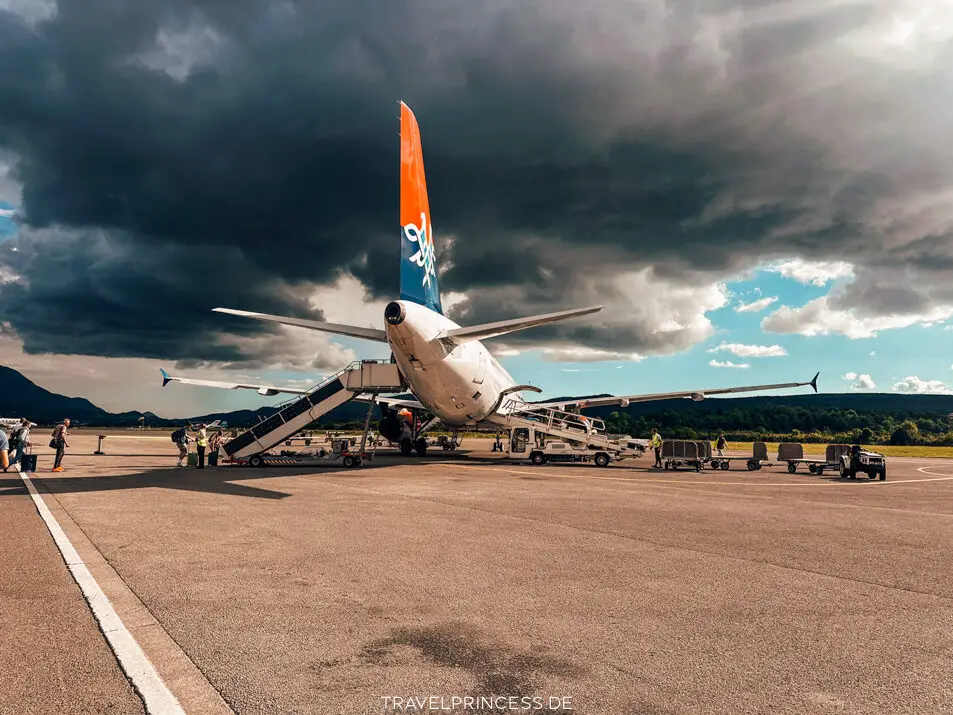 Tivat Anreise Auto Flugzeug Direktflüge Deutschland Montenegro Bucht von Kotor Spa Wellness Indoorpool Boutique Hotel Reisetipps Hotels Unterkunft Wellness privater Strand Hotel am Meer Bucht Reiseblog Travelprincess