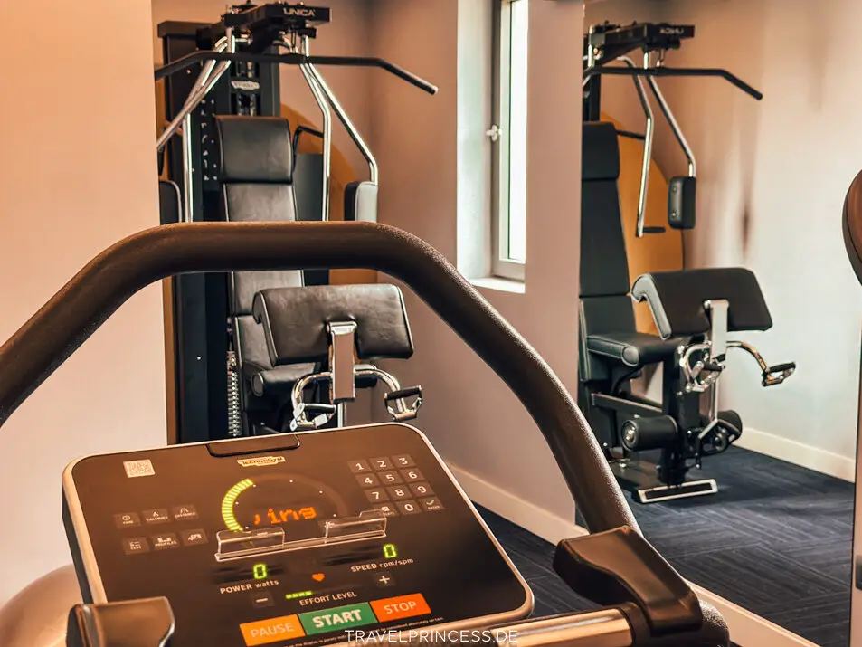 Fitnessstudio Gym Casa del Mare Mediterraneo Montenegro Bucht von Kotor Reisetipps Hotels Unterkunft Wellness privater Strand Hotel am Meer Bucht Reiseblog Travelprincess