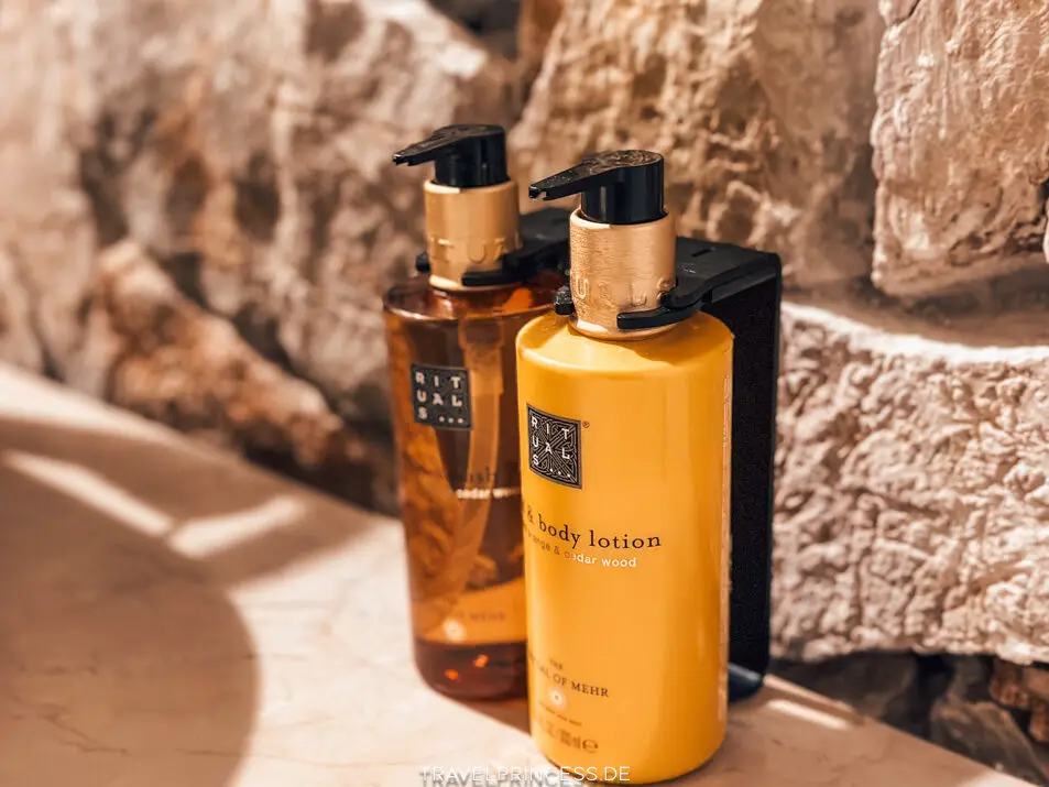 Zimmer Suiten Casa del Mare Mediterraneo Montenegro Bucht von Kotor Spa Wellness Indoorpool Boutique Hotel Reisetipps Hotels Unterkunft Wellness privater Strand Hotel am Meer Bucht Reiseblog Travelprincess