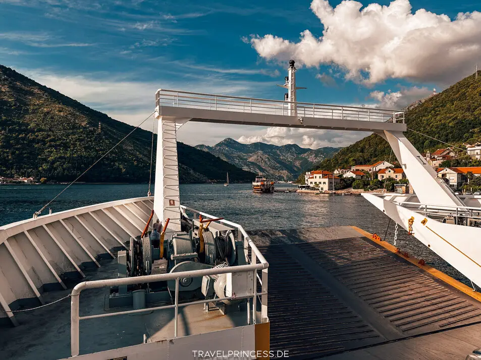 Fähre Kamenari Lepetane Preis Auto Fußgänger Fahrrad Bucht von Kotor Spa Wellness Indoorpool Boutique Hotel Reisetipps Hotels Unterkunft Wellness privater Strand Hotel am Meer Bucht Reiseblog Travelprincess