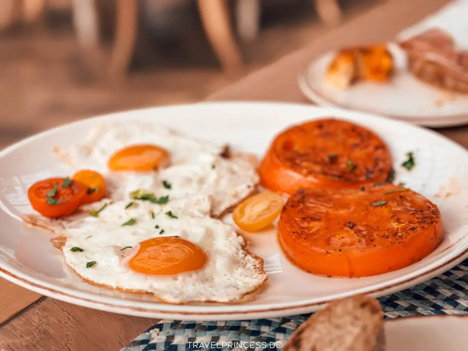 Frühstück Buffet à la carte Casa del Mare Mediterraneo Montenegro Bucht von Kotor Spa Wellness Indoorpool Boutique Hotel Reisetipps Hotels Unterkunft Wellness privater Strand Hotel am Meer Bucht Reiseblog Travelprincess