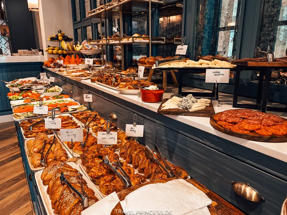 Frühstück Buffet à la carte Casa del Mare Mediterraneo Montenegro Bucht von Kotor Spa Wellness Indoorpool Boutique Hotel Reisetipps Hotels Unterkunft Wellness privater Strand Hotel am Meer Bucht Reiseblog Travelprincess