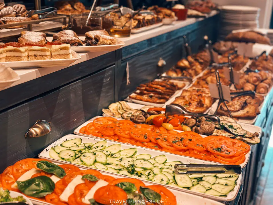 Frühstück Buffet à la carte Casa del Mare Mediterraneo Montenegro Bucht von Kotor Spa Wellness Indoorpool Boutique Hotel Reisetipps Hotels Unterkunft Wellness privater Strand Hotel am Meer Bucht Reiseblog Travelprincess