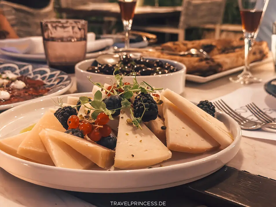 Bocasa Beach Montenegro Restaurant Boutique Luxus Hotel Bucht von Kotor Spa Wellness Indoorpool Boutique Hotel Reisetipps Hotels Unterkunft Wellness privater Strand Hotel am Meer Bucht Reiseblog Travelprincess