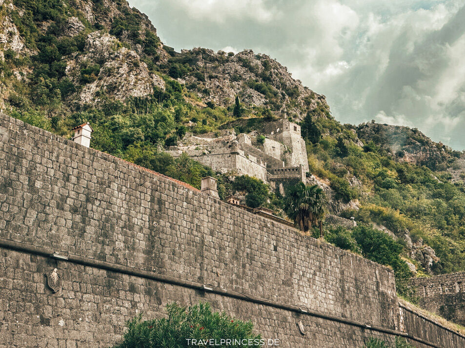 Festung St. Giovanni - Hoch über den Dächern in der Bucht von Kotor
