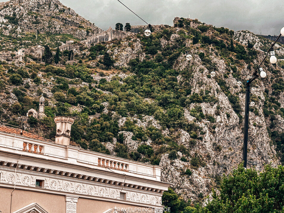 Festung St. Giovanni - Hoch über den Dächern in der Bucht von Kotor