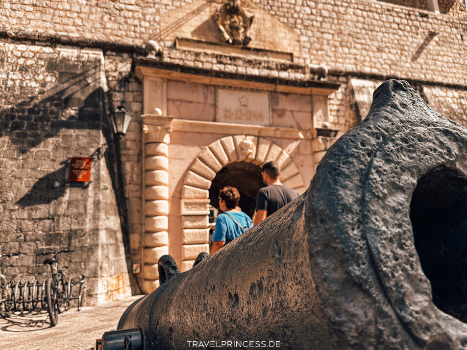 Stadtmauern Kotor Sea Gate - Haupteingang Reiseführer Sehenswürdigkeiten Reiseblog Travelprincess Montenegro