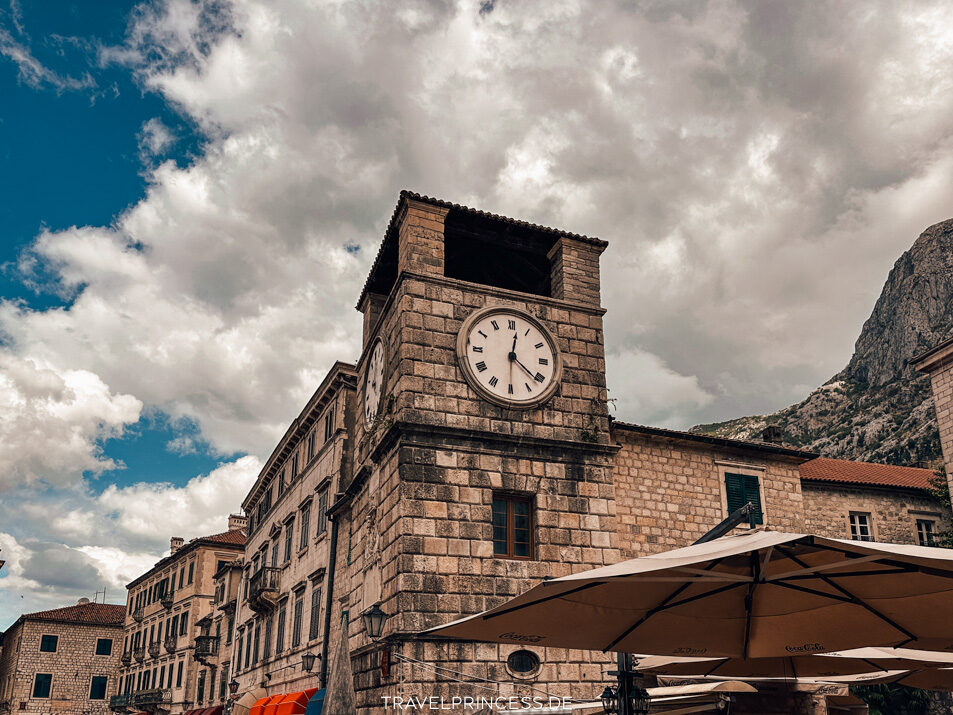 Montenegro Reiseblog Travelprincess Uhrenturm auf der Piazza of the Arms