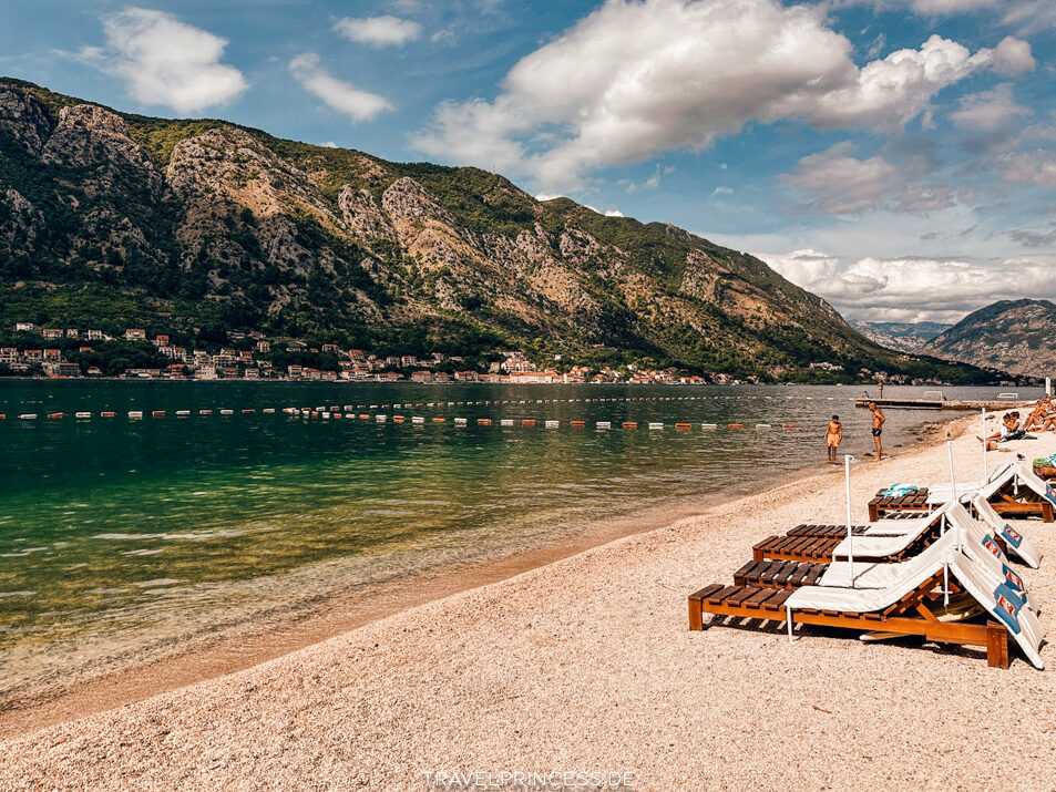 Strand von Kotor Bilder Liegen Schirme Preise Erfahrungen Sauberkeit Reiseblog Travelprincess